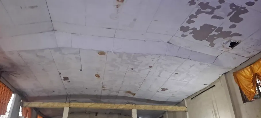 Plafond détérioré du temple