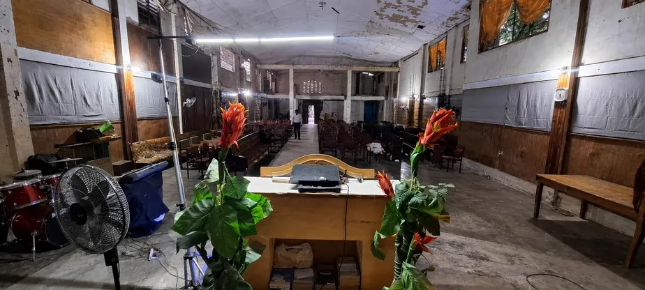 Vue intérieure du temple de l'Église Maranatha des Gonaïves